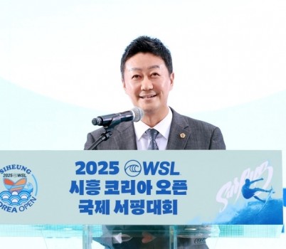 250719 김진경 의장, 2025 WSL 시흥 코리아 오픈 국제서핑대회 참석해 참가선수들 격려 (1).jpg