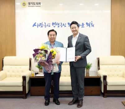 250730 김진경의장,의정정책추진단 신임단장에 김성남의원 위촉...민생 정책 실현에 큰힘이 되어주길1.jpg width: 100%; height : 150px