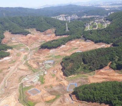 20250807]대장동 개발당시 응달산(左)과 태봉산(右).jpg width: 100%; height : 150px