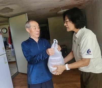 보도자료 게재 요청[광주시의회 주임록 의원, 중복 맞아 저소득 독거 어르신 위한‘영양식 나눔 봉사’ 동참].jpg width: 100%; height : 150px