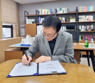 250813_경기도교육청-전국학교비정규직연대회의__13일_단체교섭_협약_체결(사진1).jpg