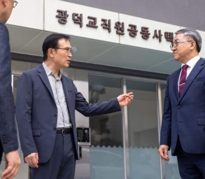 250922_임태희_교육감__“보람_있는_교육활동_위해_저경력_공무원_주거_문제부터_적극_해결하겠다”(사진)_(1).jpg width: 100%; height : 150px