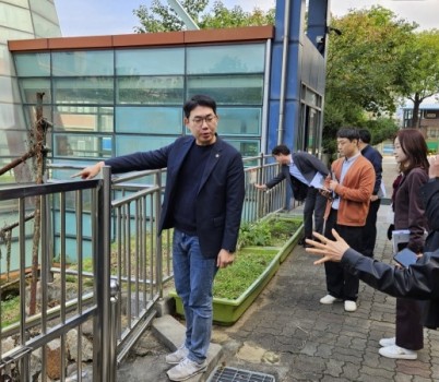 251020 문승호 의원, 성남 수정초등학교 현장점검 나서.jpg width: 100%; height : 150px