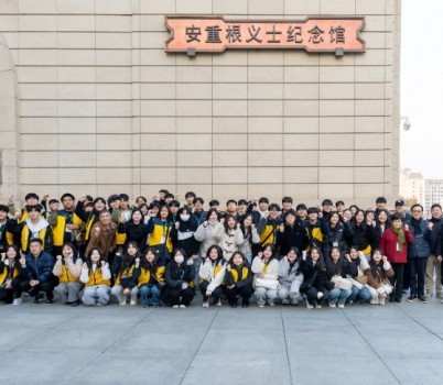 1._하얼빈_안중근의사기념관_앞_단체사진(교육감님).jpg width: 100%; height : 150px