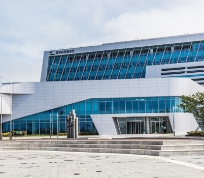 [배포 기본사진] 공무원연금공단 사옥.jpg width: 100%; height : 150px