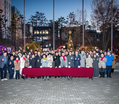 [포맷변환]2025-12-02 2025년 시청 트리 점등식 (1).jpg width: 100%; height : 150px