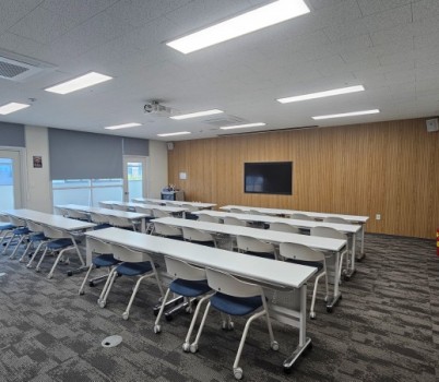 기업혁신과- 성남시 혁신지원센터 내 회의실 챌린지룸 모습.jpg width: 100%; height : 150px