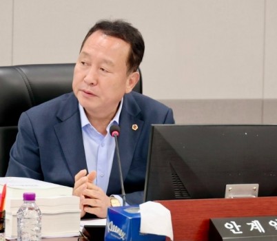 251208_안계일_의원__추상적_ width: 100%; height : 150px