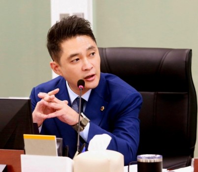 251210_전석훈_의원__예결위_심사서_1개_업체_제안에_60억_태운_경기도정_‘묻지마_식’_예산_강력_질타.jpg width: 100%; height : 150px