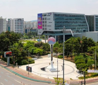 복지정책과-현충탑이 보이는 성남시 중원구 여수동 시청 전경(여수·성남대로 교차로 쪽).jpg width: 100%; height : 150px