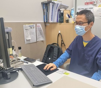 농업기술센터-성남시립동물병원에서 근무 중인 수의사.jpg