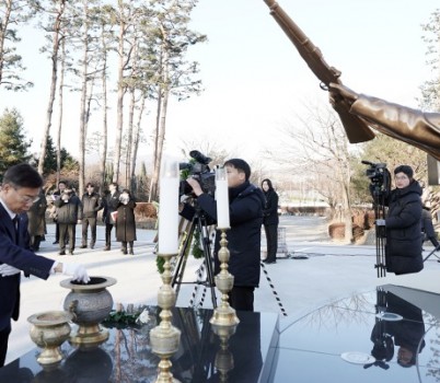복지정책과-성남시는 1월 2일 오전 시청 공원 현충탑에서 새해 각오를 다짐하는 참배 행사를 진행했다.jpg width: 100%; height : 150px