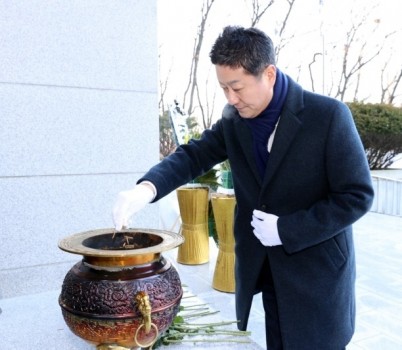 260102 김진경 의장, 2026년 병오년 새해 맞아 현충탑 참배 (1).jpg width: 100%; height : 150px