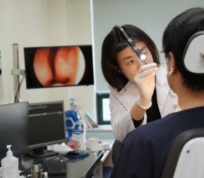 사진1_분당제생병원이비인후과배미례과장이진료하고있다.jpg width: 100%; height : 150px