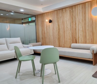 고용과-성남시 2025년 휴게시설 지원사업으로 개선된 양친사회복지회 정성노인의 집 휴게공간.jpg width: 100%; height : 150px